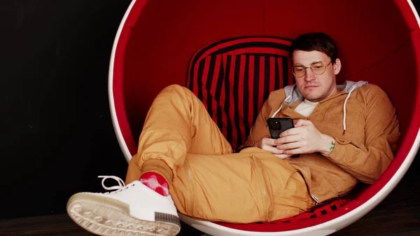 Jeune Homme Avec Téléphone Portable Assis Dans Une Chaise Bille — Photo