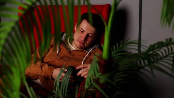 Homme Assis Dans Fauteuil Avec Smartphone Sérieux Jeune Homme Aux — Photo
