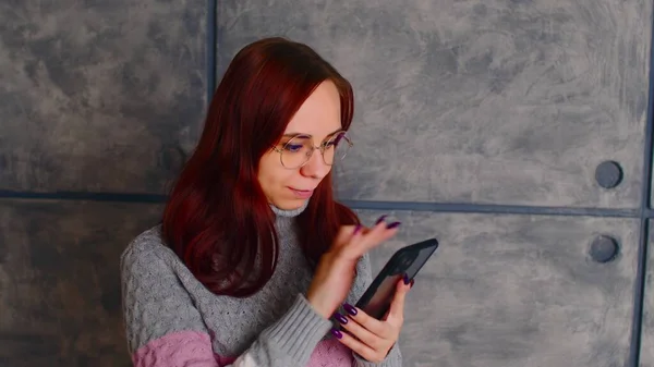 Jovem Mulher Séria Com Cabelo Escuro Roupas Casuais Usando Smartphone — Fotografia de Stock
