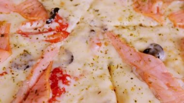 İştah açıcı büyük pizza dokusu. Farklı malzemelerle çevirilmiş lezzetli pizza. Kapatın. Fast food ve paket servis kavramı.