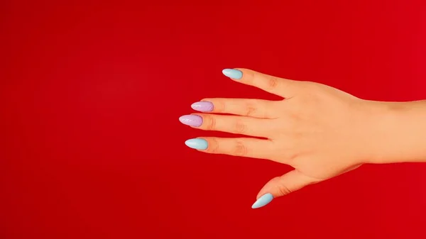 Main Femme Avec Beaux Ongles Sur Fond Rouge Personne Méconnaissable — Photo