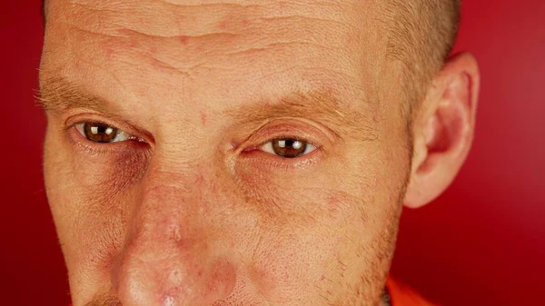 Zbliżenie Upraw Bez Emocji Dojrzały Mężczyzna Brązowymi Oczami Rude Włosy — Zdjęcie stockowe