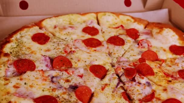 Közel égetett pizza különböző összetevőkkel a dobozban. Pizza étvágygerjesztő, égett szélű — Stock videók