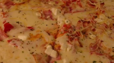 İştah açıcı büyük pizza dokusu. Farklı malzemelerle çevirilmiş lezzetli pizza. Kapatın. Fast food ve paket servis kavramı.