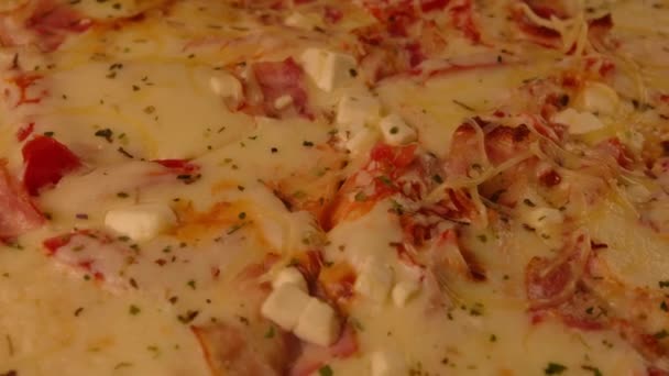 Texture di pizza grande appetitosa. Deliziosa pizza con diversi ingredienti filatura. Chiudete. Concetto di fast food e take away. — Video Stock