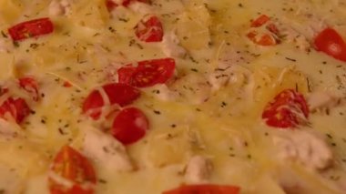 İştah açıcı pizzanın dokusu. Farklı malzemelerle çevirilmiş lezzetli pizza. Kapatın. Fast food ve paket servis kavramı.