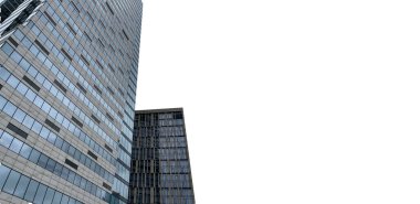 Beyaz arka planda cam duvarları olan modern gökdelen cephesi. Beyaz arka planda cam duvarları olan çağdaş yüksek gökdelenden.