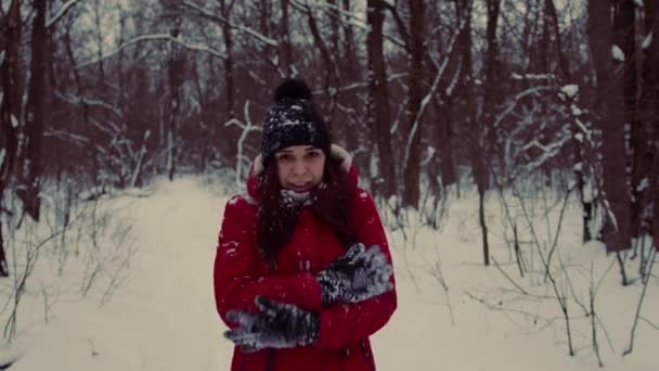 Jonge bevroren vrouw in het kopstuk en rode jas. Volwassen vrouwtjes kriebelen van de kou in het winterseizoen. — Stockvideo