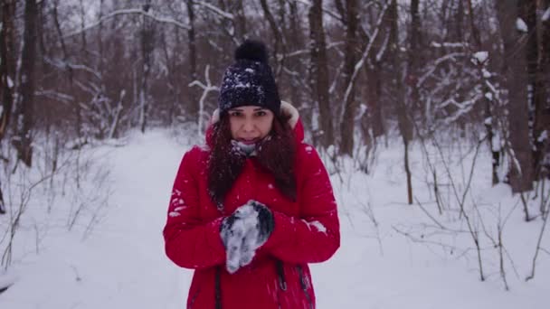 Jovem mulher congelada no cabeçalho e casaco vermelho. Adulto feminino cringing de frio na temporada de inverno. — Vídeo de Stock