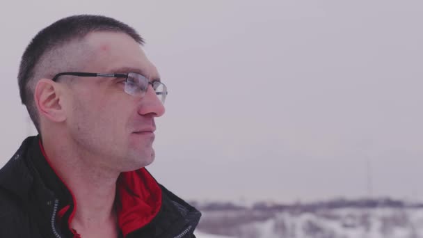 Dospělý Muž Brýlemi Zamyšleně Dívá Dálky Stojí Zimě Ulici Sněhového — Stock video