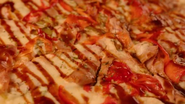 De textuur van smakelijke pizza. Heerlijke pizza met verschillende ingrediënten. Sluit maar af. Concept van fastfood en afhaalmaaltijden. — Stockvideo