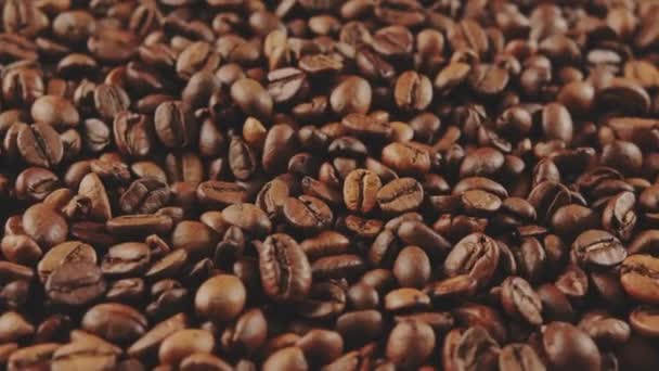 Textur av färska kaffebönor. Massor av rostade bönor för beredning av väldoftande dryck. Närbild. — Stockvideo