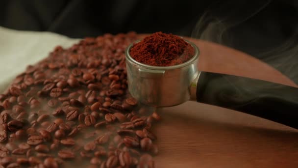 Café Molido Portafilter Sobre Tabla Madera Con Granos Café Vapor — Vídeo de stock