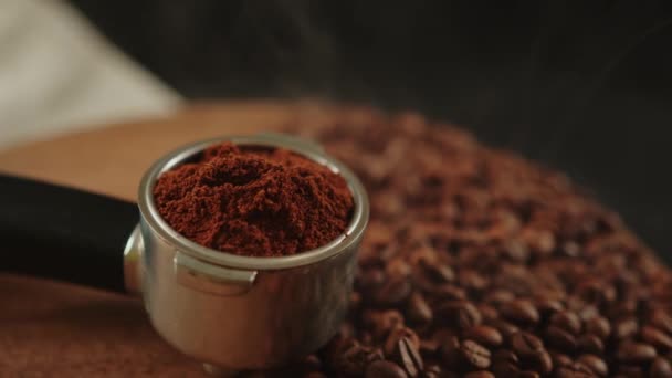 Kawa Mielona Portafiltrze Drewnianej Desce Ziarnem Kawy Świeżo Mielona Kawa — Wideo stockowe