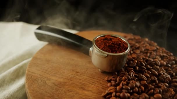 用咖啡豆和散热的蒸汽在木板上的舷窗中研磨咖啡 新研磨咖啡在滤嘴和烘烤豆中配制香味饮料 — 图库视频影像