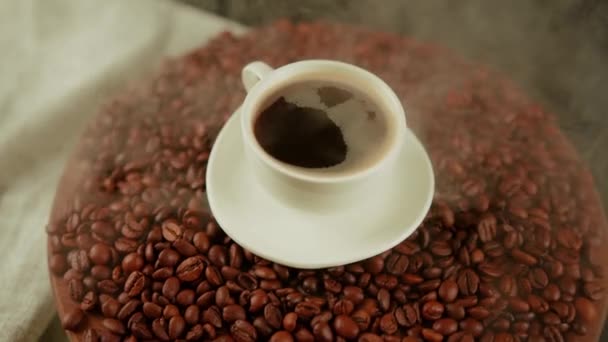 Tasse Kaffee Und Untertasse Auf Kaffeebohnen Mit Ableitbarem Dampf Zusammensetzung — Stockvideo