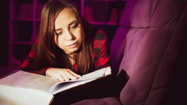 Μια Όμορφη Μαθήτρια Που Διαβάζει Ένα Μεγάλο Βιβλίο Μια Στοχαστική — Φωτογραφία Αρχείου