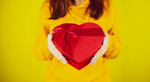 Body Part Woman Red Gift Box Form Heart Yellow Background — Stock Photo, Image