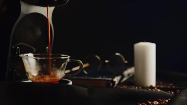 Kahve makinesinden kahve dolduran Americano. Kahve fincanı olan profesyonel bir kahve makinesi..