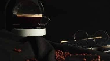 Kahve makinesinden kahve dolduran Americano. Kahve fincanı olan profesyonel bir kahve makinesi..