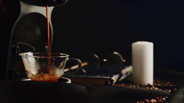 Café Americano vertiendo de la máquina de café. Cafetera profesional casera con taza de café. — Vídeos de Stock