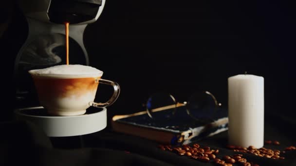 Kahve makinesinden kapuçino dökülüyor. Kahve fincanı olan profesyonel bir kahve makinesi.. — Stok video