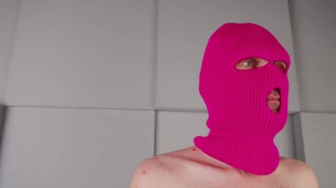 Pembe kar maskeli tanınmayan bir adamın portresi. Maskeli serseri başka tarafa bakıyor..