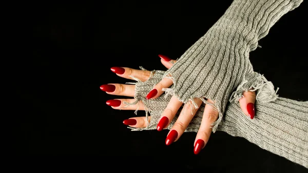 Women Hands Red Nails Black Background Unrecognizable Woman Stylish Knitted — Stock Photo, Image