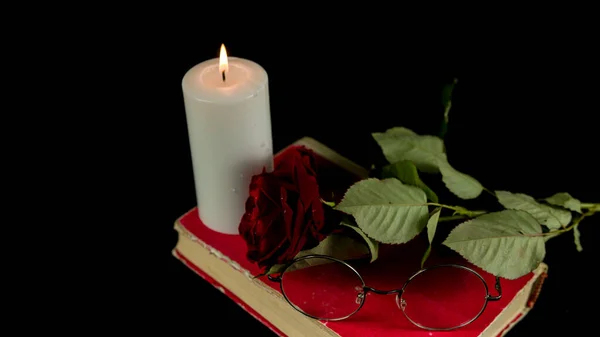 Eine Rote Rose Mit Einem Buch Und Einer Brennenden Kerze — Stockfoto