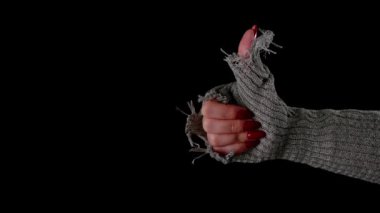 Mahsulden biri onaylıyor. Siyah arkaplanda baş parmak gösteren isimsiz bir kişinin eli