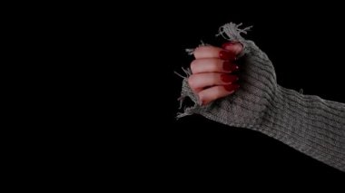 Mahsulden biri onaylıyor. Siyah arkaplanda baş parmak gösteren isimsiz bir kişinin eli