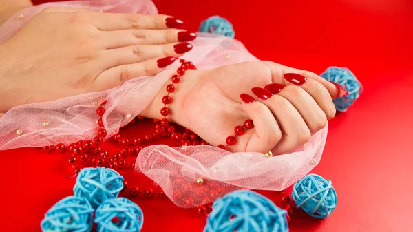 Dessus Culture Femme Anonyme Avec Des Perles Rouges Avec Manucure — Photo