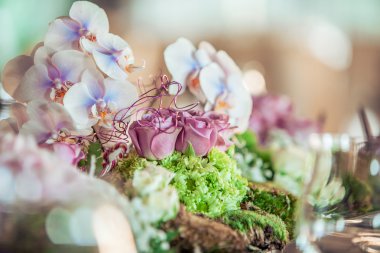 tablo üzerinde çiçek buketi