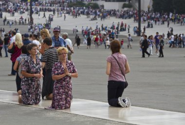 Fatima Sanctuary'deki hacılar ( Portekiz )