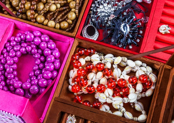 Cajas de diferentes colores con joyas — Foto de Stock