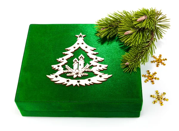 Nieuwjaar groene doos met takje kerstboom — Stockfoto