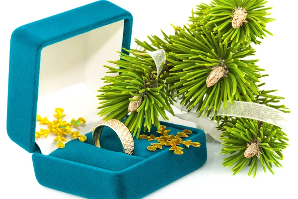 Doos met gouden ring en takje kerstboom — Stockfoto