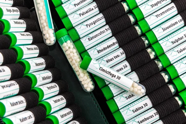 Trousse de premiers soins ouverte avec préparation homéopathique — Photo