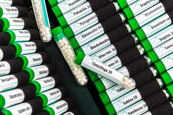 Öppna första hjälpen-kit med homeopatiska preparat Stockbild