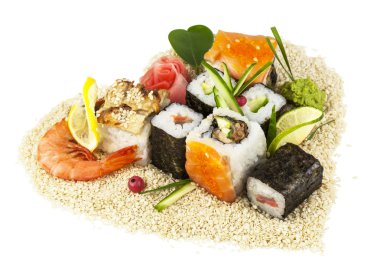 suşi susam ile yaprak yeşil kalp şeklinin üzerinde