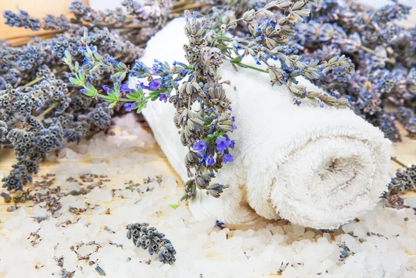 Handduk med lavendel och havet salt — Stockfoto