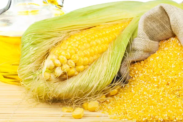 Samenstelling van graan, maïs meel en maïsolie — Stockfoto