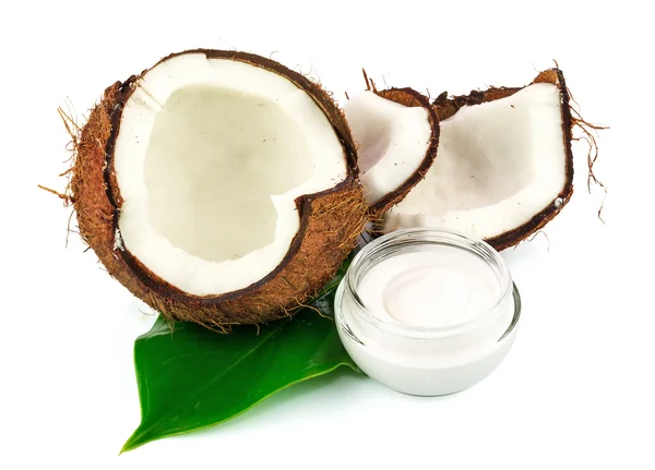 Cocos de coco com creme e folha verde — Fotografia de Stock