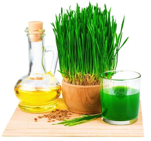 Weizengrassaft mit gekeimtem Weizen und Weizenkeimöl auf dem — Stockfoto