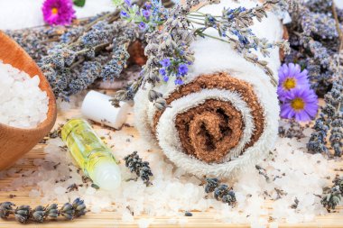Spa konseptiyle havlu, lavanta, aroma yağı ve deniz tuzu