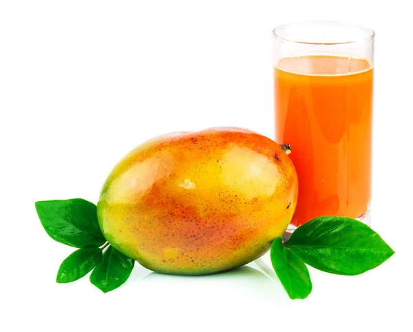 Zumo de mango con fruta de mango con hojas — Foto de Stock