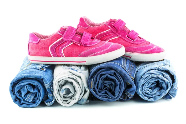 Rosa sneakers och Blå jeans rulle — Stockfoto