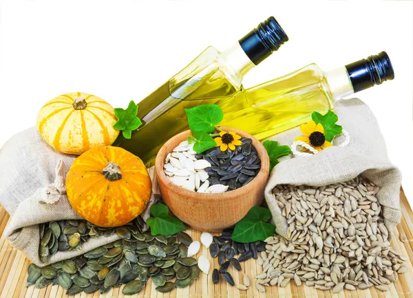 Sacos de semillas de girasol y semillas de calabaza y aceite — Foto de Stock