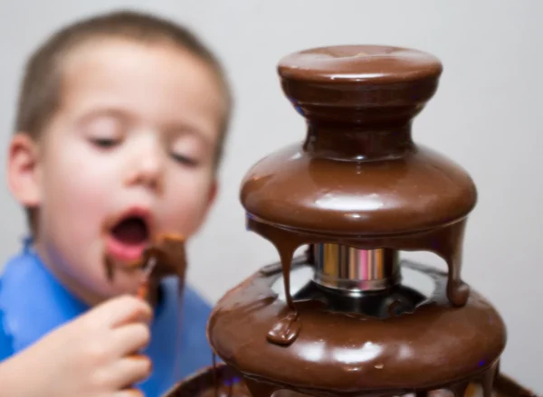 Chlapec a čokoláda — Stock fotografie