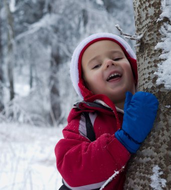 Kış ormanındaki çocuk